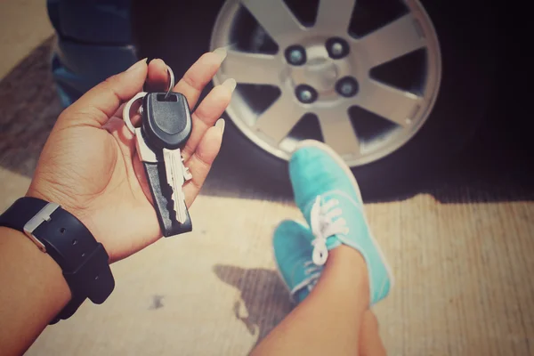 Селфі кросівок з ключовим автомобілем на руці — стокове фото