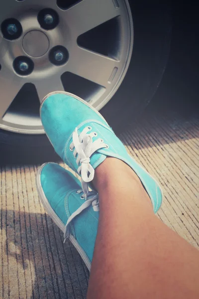 Selfie de sneaker avec voiture clé à portée de main — Photo