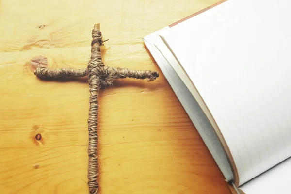 Libro con cruz — Foto de Stock