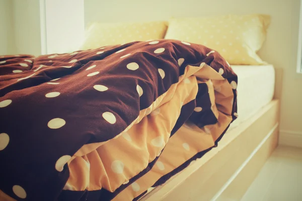 Almohadas de cama en el hotel — Foto de Stock