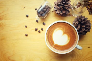 Klasik latte sanat kahvesi.