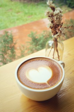 Klasik latte sanat kahvesi.