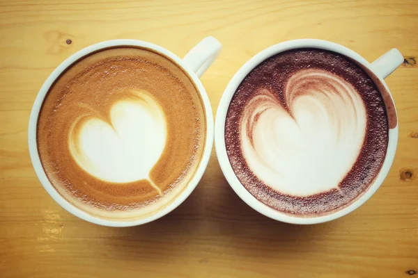 Vintage Latte Art Kaffee mit heißer Schokolade — Stockfoto