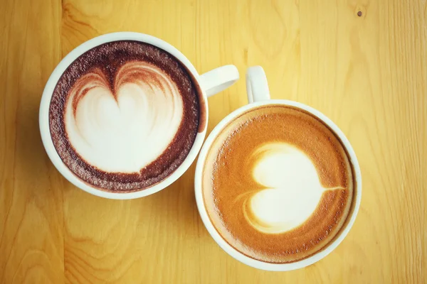 Vintage latte art koffie met warme chocolademelk — Stockfoto