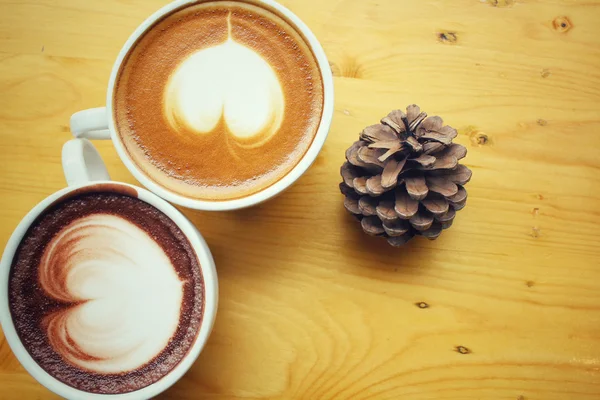 Vintage latte τέχνη καφέ με ζεστή σοκολάτα — Φωτογραφία Αρχείου