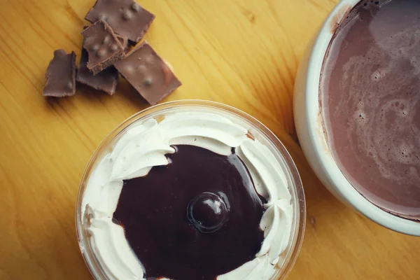 Schokolade mit Kuchen — Stockfoto