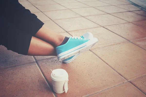 Kaffe papper kopp med sneakers — Stockfoto