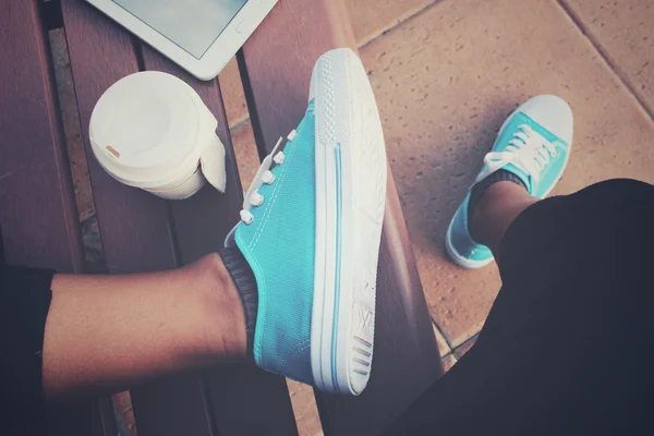 Selfie sneakers med Tablet PC och kaffe papper kopp — Stockfoto