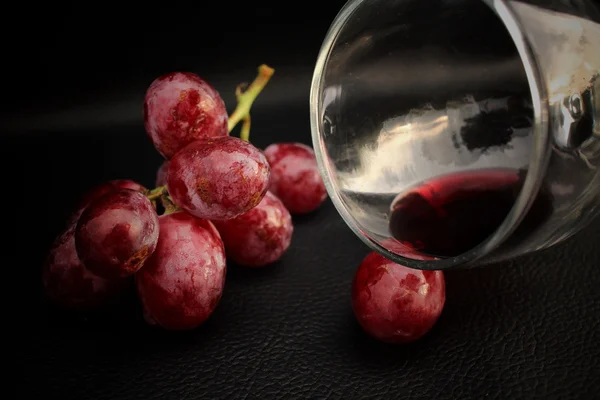 Vinho tinto com uvas frescas — Fotografia de Stock