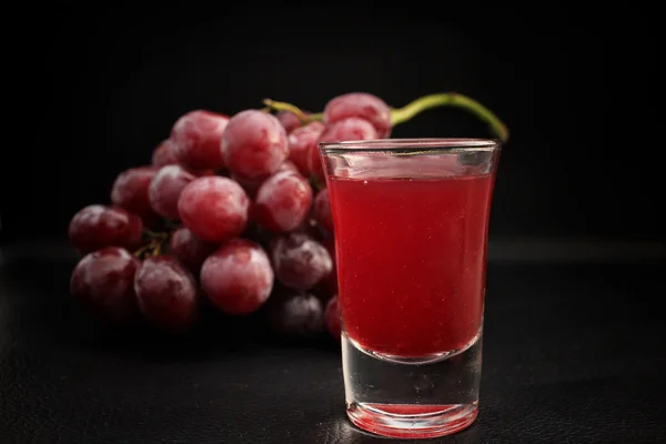 Свежий виноград и сок — стоковое фото