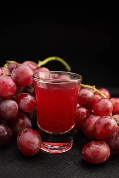 Färska och juice druvor — Stockfoto