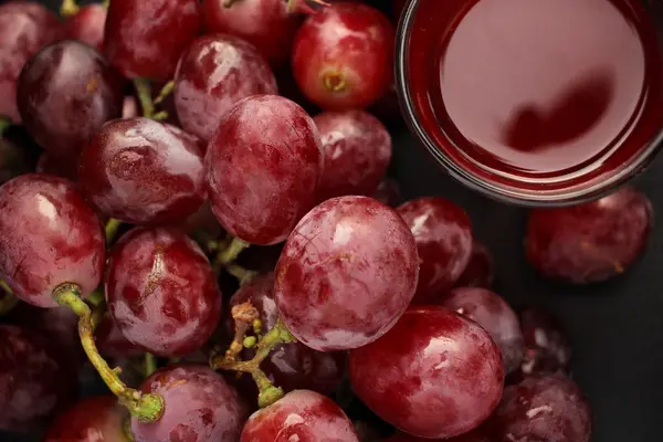 Uvas frescas e sumos — Fotografia de Stock