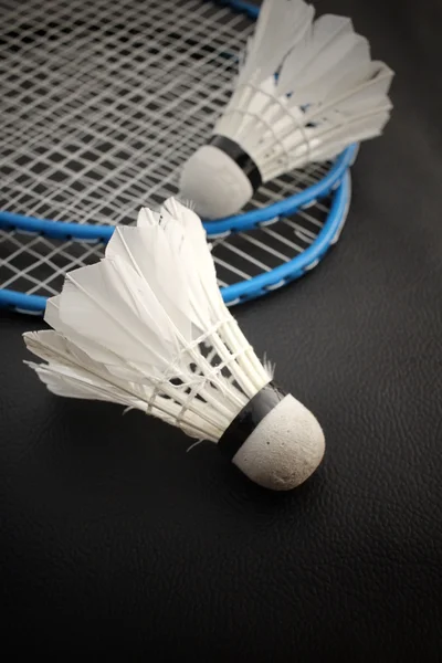 Navettes avec raquette de badminton — Photo