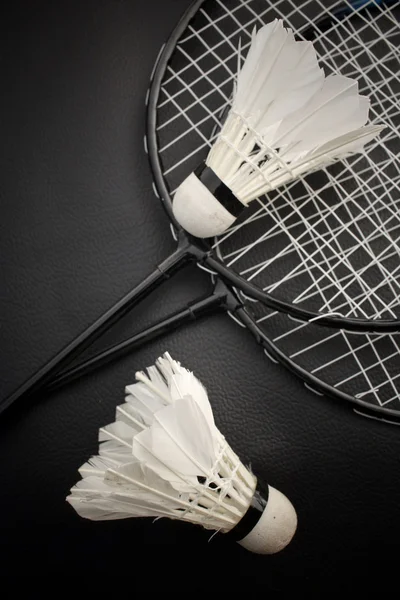 Shuttlecocks com raquete de badminton — Fotografia de Stock