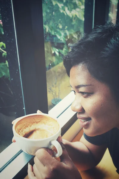 Woman drinking coffee — Stock Photo, Image