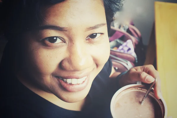 Selfie de mulher bebendo xícara de café — Fotografia de Stock