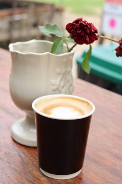 Kahve fincanında kalp latte sanatı