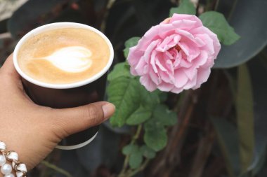  Kahve fincanındaki kalp latte sanatı.