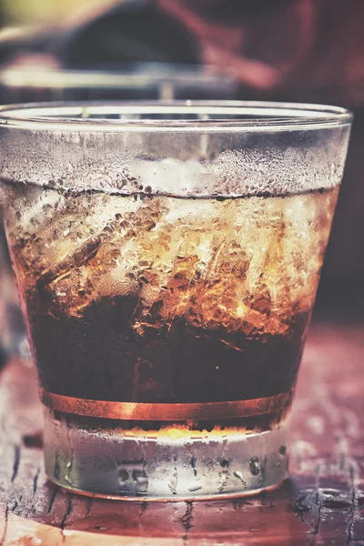 Cola mit Eiswürfeln — Stockfoto