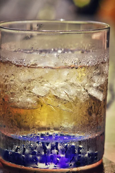 Vasos de brandy con hielo — Foto de Stock