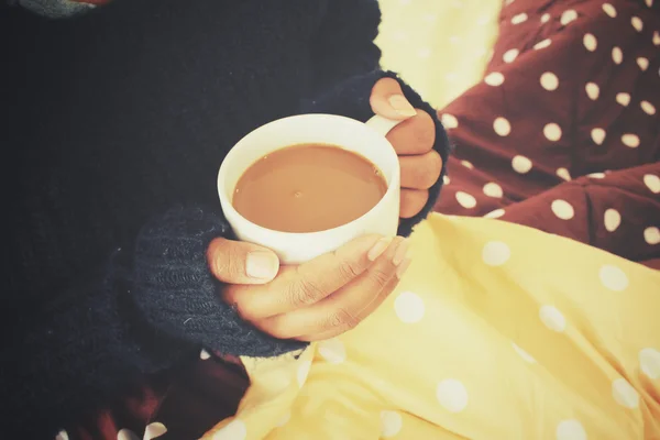 ベッドの上のコーヒーを飲む女性 — ストック写真