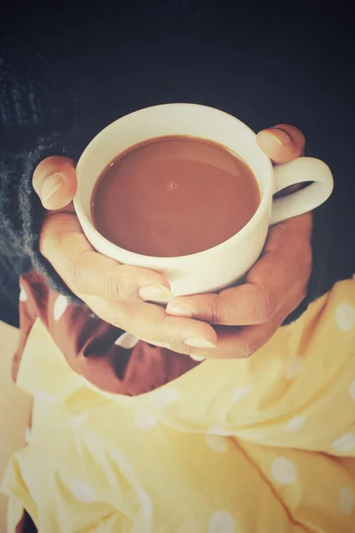 ベッドの上のコーヒーを飲む女性 — ストック写真