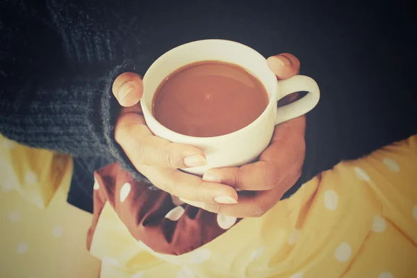 ベッドの上のコーヒーを飲む女性 — ストック写真