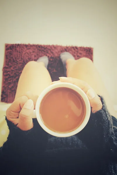 Frau trinkt Kaffee auf dem Bett — Stockfoto