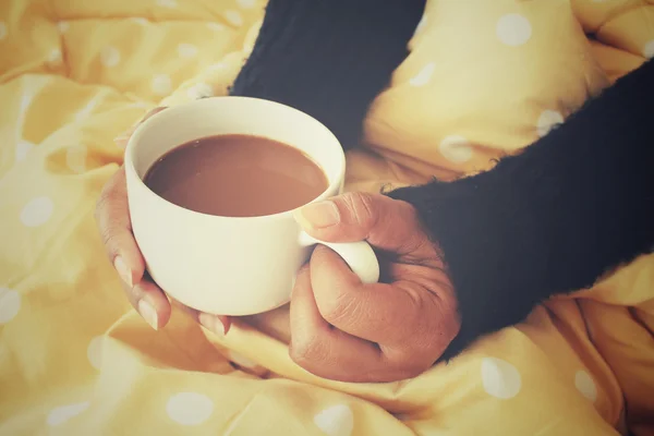 ベッドの上のコーヒーを飲む女性 — ストック写真