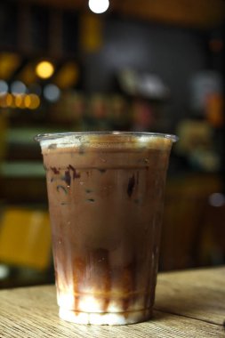 Tahta masada buzlu kakao içeceği.