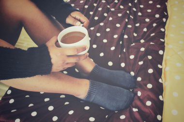 Yatakta kahve içme kadın