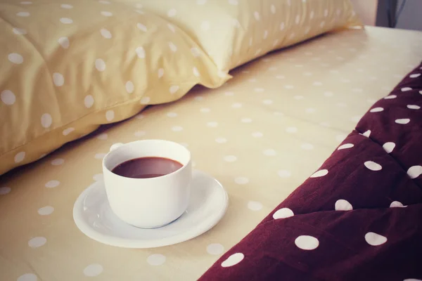 Φλιτζάνι καφέ στο κρεβάτι — Φωτογραφία Αρχείου