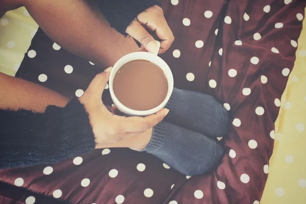 Жінка п'є каву на ліжку — стокове фото