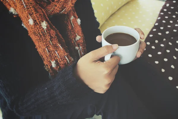 Kvinna som dricker kaffe på sängen — Stockfoto