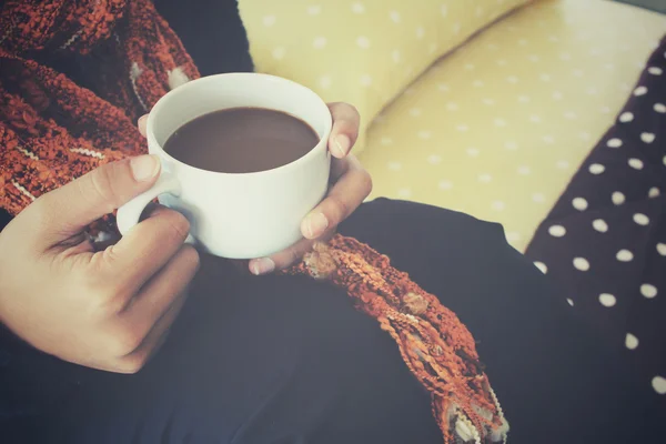 ベッドの上のコーヒーを飲む女性 — ストック写真