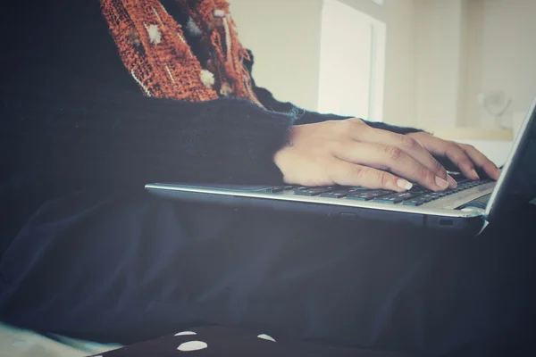 Woman playing computer notebook on the bed — Stock Photo, Image