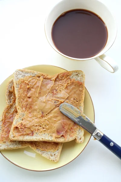 Desayuno con sándwich de mantequilla de maní y chocolate caliente — Foto de Stock