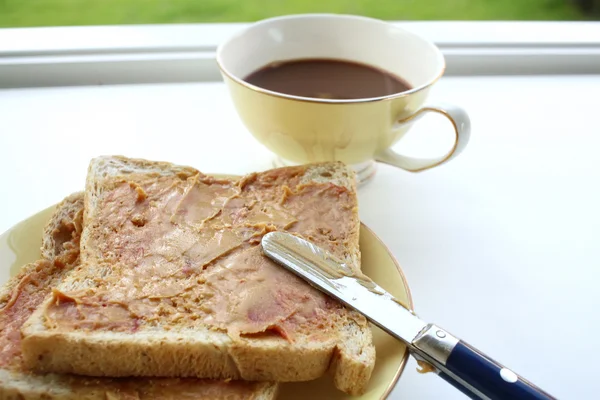 Desayuno con sándwich de mantequilla de maní y chocolate caliente — Foto de Stock