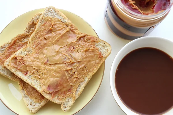 Desayuno con sándwich de mantequilla de maní y chocolate caliente — Foto de Stock