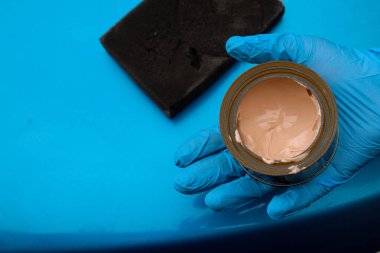 Mavi araç kaputunda mavi eldivenlerle araba cilalama ve cilalama.