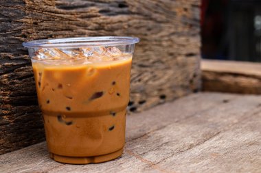 Buzlu kahve, cam bardakta masada.