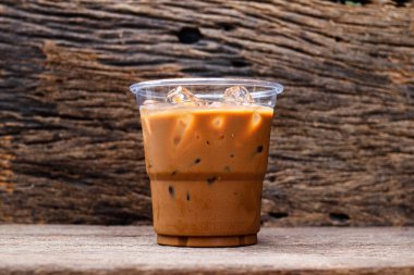 Buzlu kahve, cam bardakta masada.