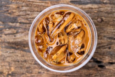 Buzlu kahve, cam bardakta masada.