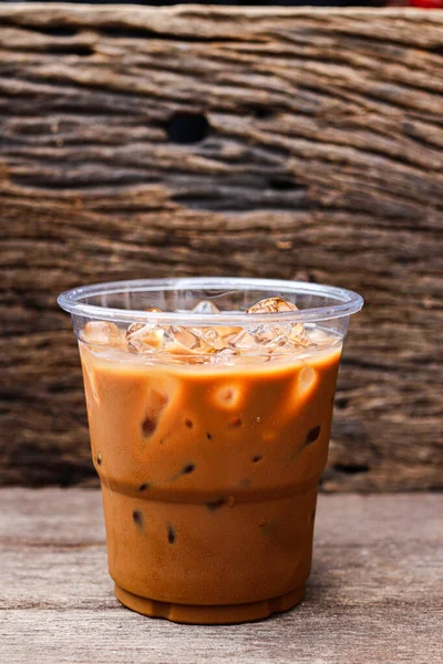 Buzlu kahve, cam bardakta masada.