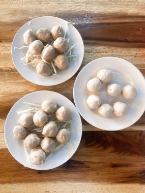 Tahta arka planda Tayland domuz köftesi..