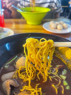 Domuz köfteli Taylandlı erişte.