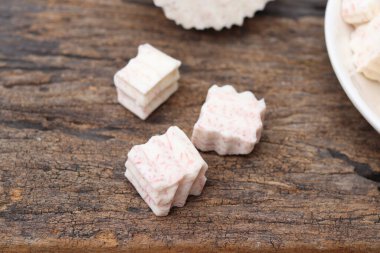 Beyaz tabakta taze dilimlenmiş taro kökü yakın plan.