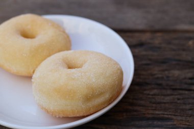 Beyaz tabakta şekerli çörekler