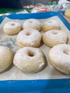 Şekerli çörekleri kapatın. 