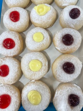 Şekerli çörekleri ve reçeli kapat.